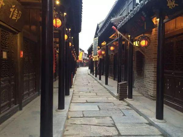 我是今年6月份才能拿到毕业证的公务员考生，我应该报考公务员的哪种？上面都要求有2年工作经验。游戏画面